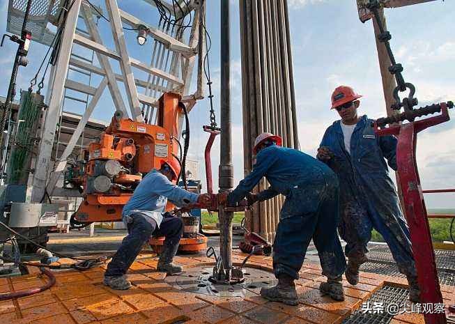 阿曼“落井下石”油价跳水,俄罗斯闷声发财,美国下场惨