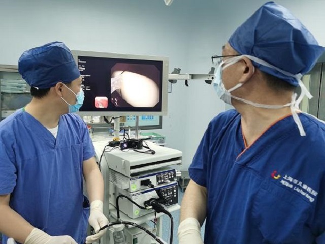 小孩耳机吞进肚子里有事吗,男孩吞下耳机自行排出