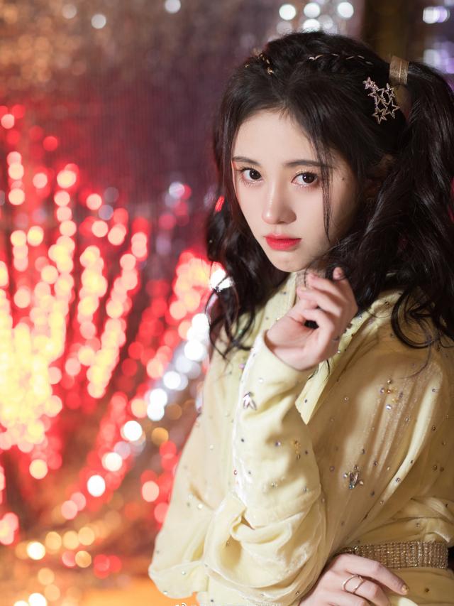 鞠婧祎半扎双马尾造型,鞠婧祎扎低双马尾