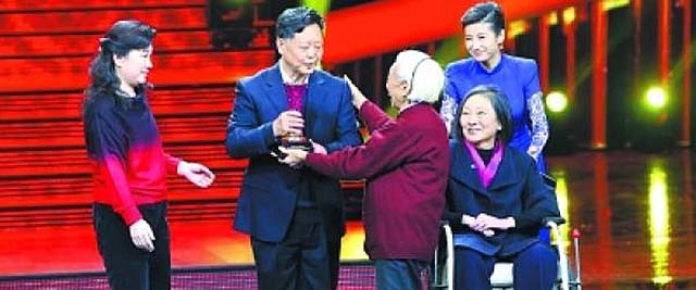 空军飞行员闫志国,飞行员丈夫闫志国照料妻子41年