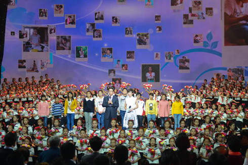 父亲离世母亲改嫁靠小姑摆地摊,父亲离家母亲智障