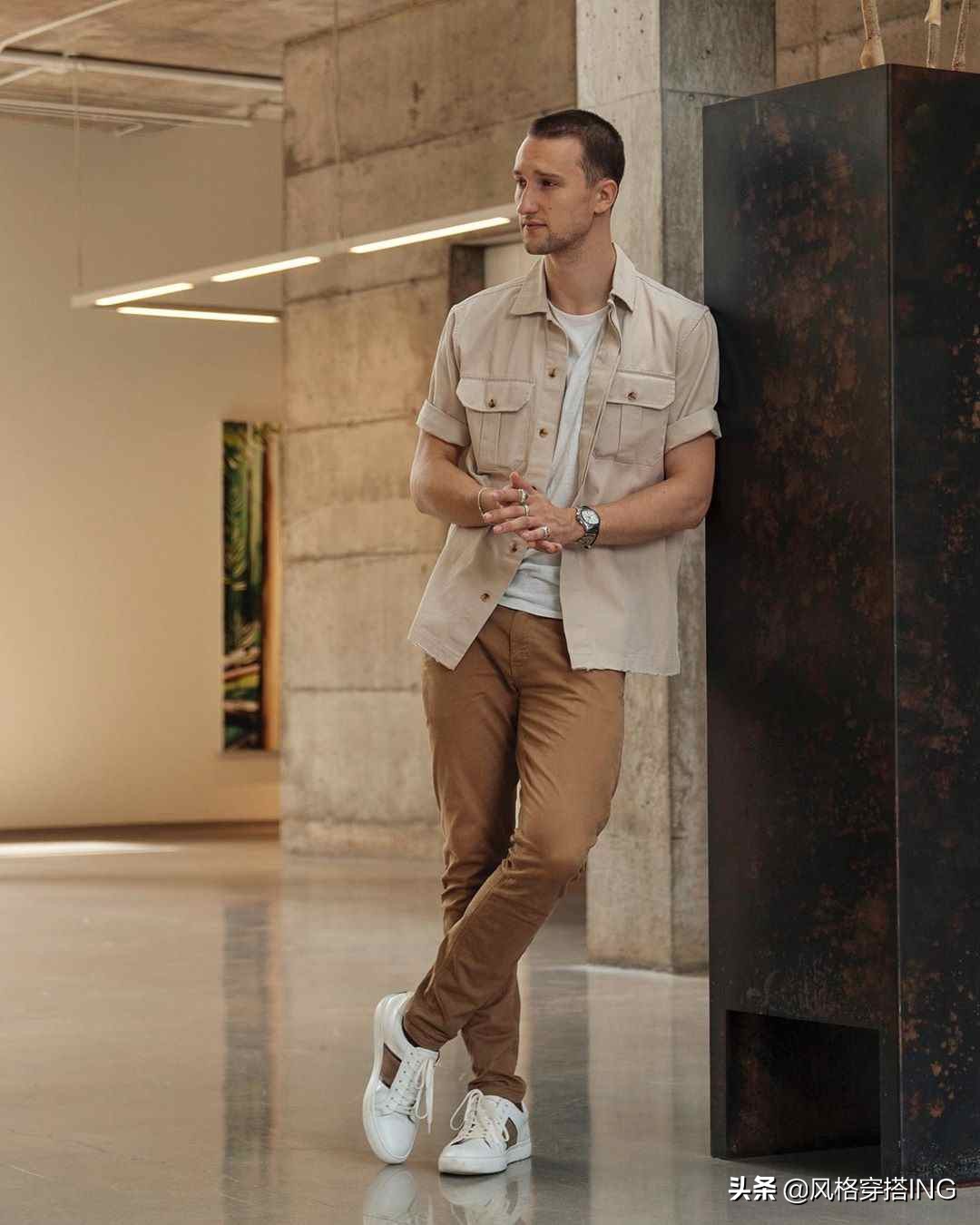 男士米白色小西服搭配卡其色裤子,秋冬男士宽松卡其色裤子搭配