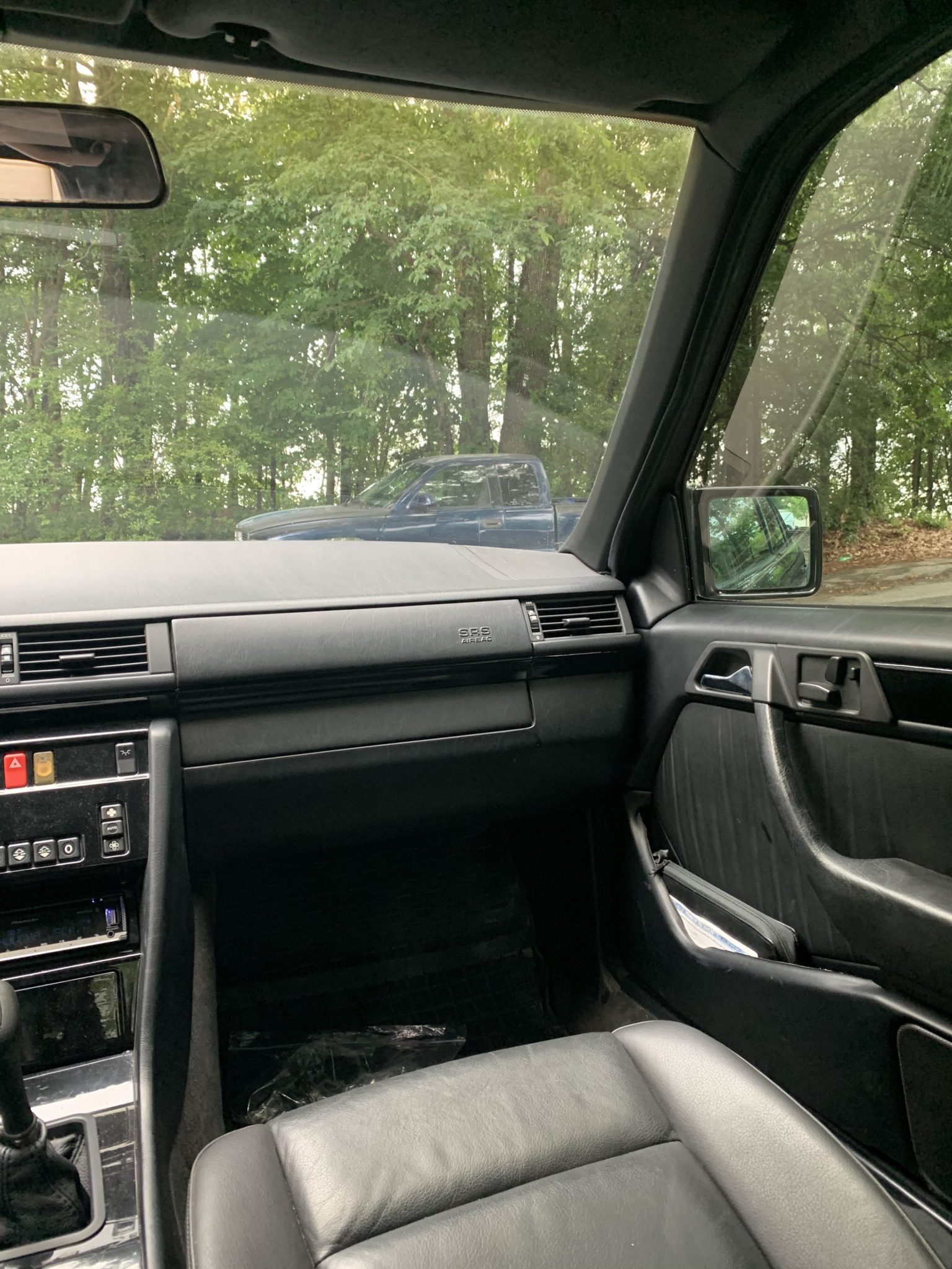 你信么？30年前的“小虎头”奔驰E级，至今还有人念念不忘