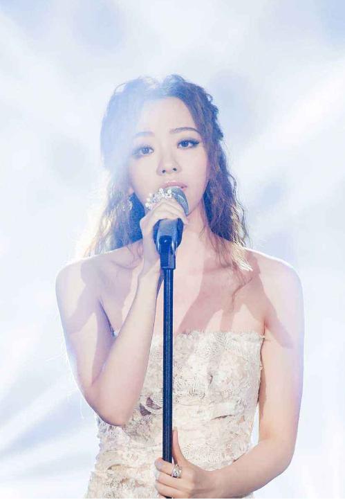 36岁张靓颖素颜照,张靓颖穿黄色外套是哪场演唱会