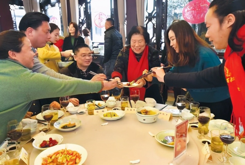 酒桌上同事一直跟我提格局,酒桌同事不和你敬酒怎么办