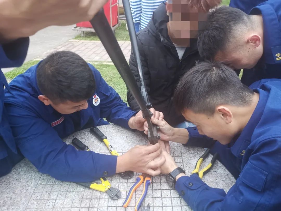 消防员手被卡怎么办,手指被卡消防来了