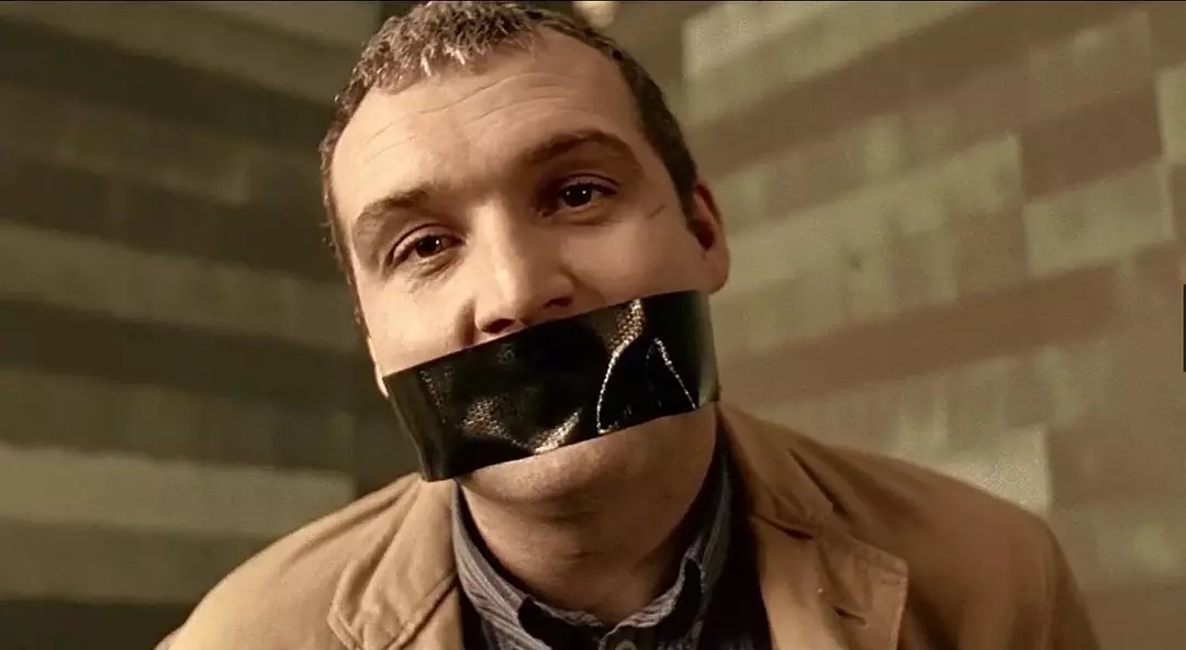 它是迄今为止最有个性的英国电影，狗咬狗的人物关系经常被模仿