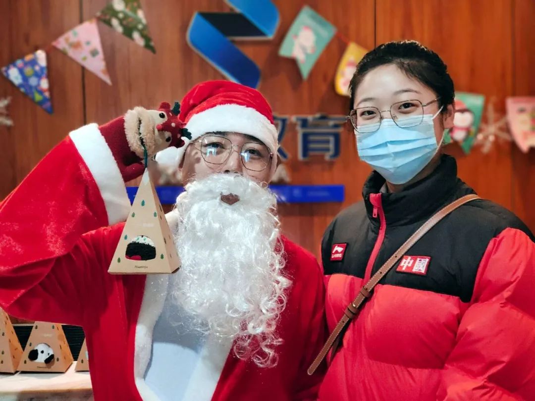 福利来袭!圣诞老人“空降”择学教育派发礼品