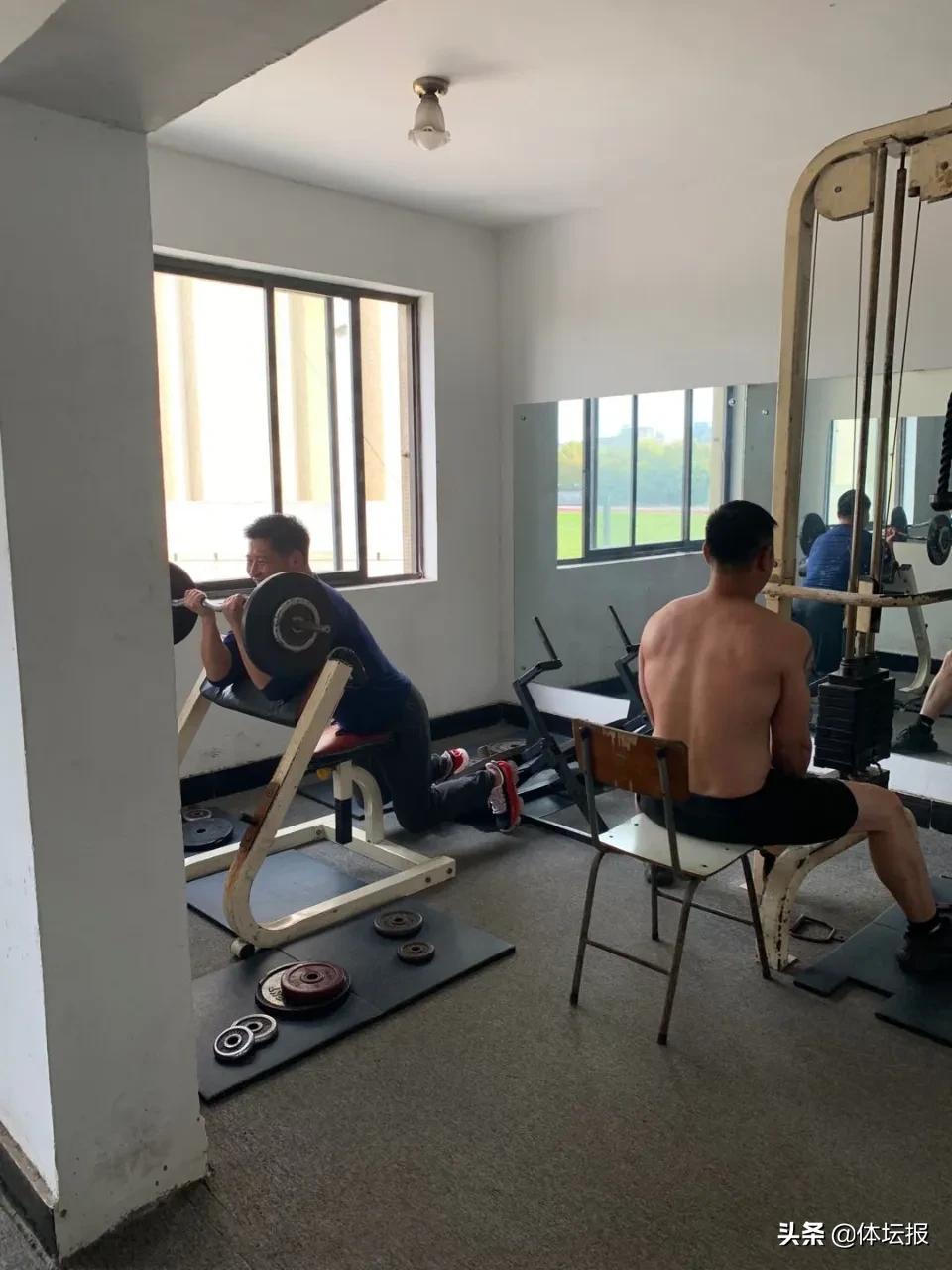 没有跑步机照样跑步锻炼身体,没有跑步机室内锻炼