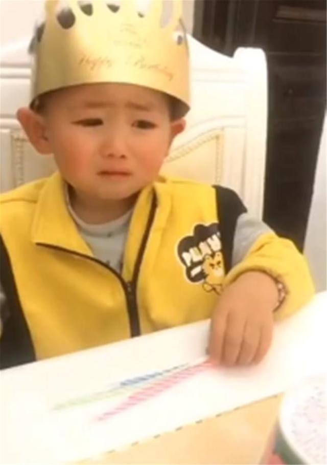 “最委屈生日”火了,看见桌上爸爸送的假蛋糕,孩子哭着许愿