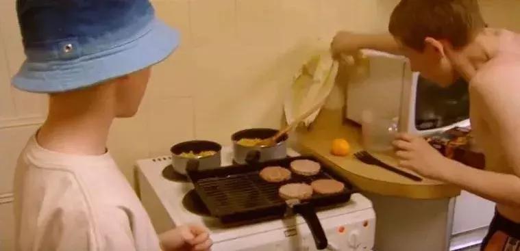 没有大人管的小孩子,没有大人管的孩子