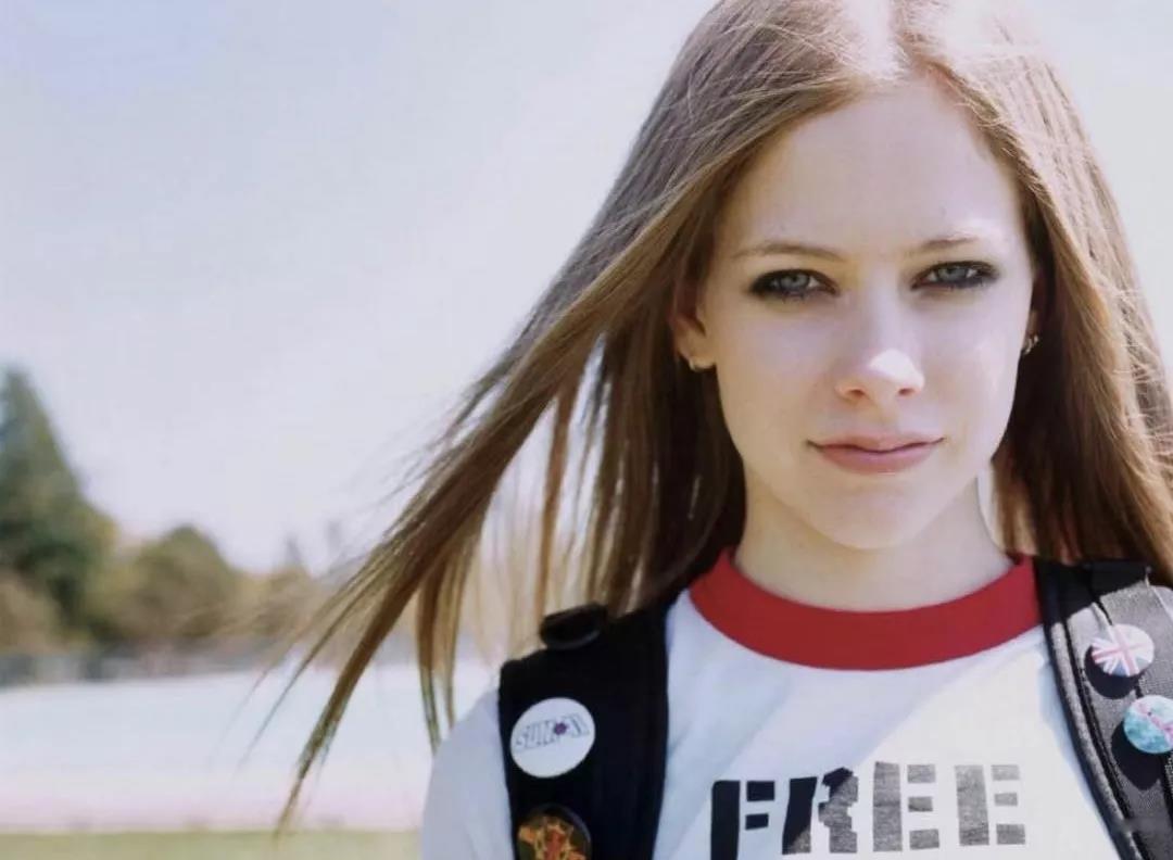 18岁红透全球却因患病失联,被揣测去世后涅槃重生,她叫艾薇儿