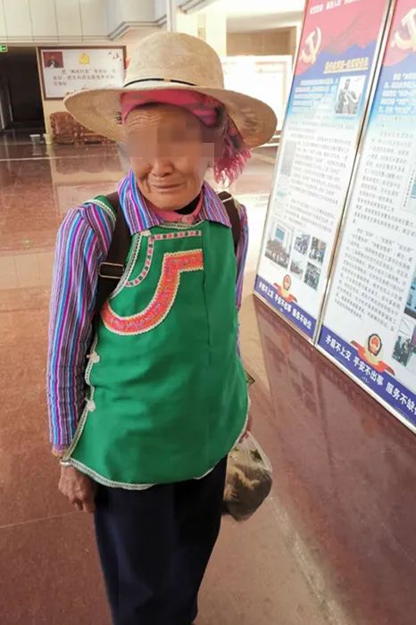 教育整顿·治庸·安边│七旬老人山中拾菌子维持生计女子却用*币假**将菌子买走