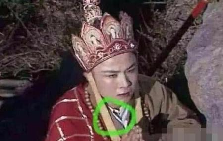 雍正被康熙秘密召见穿帮镜头,雍正穿帮镜头运动鞋