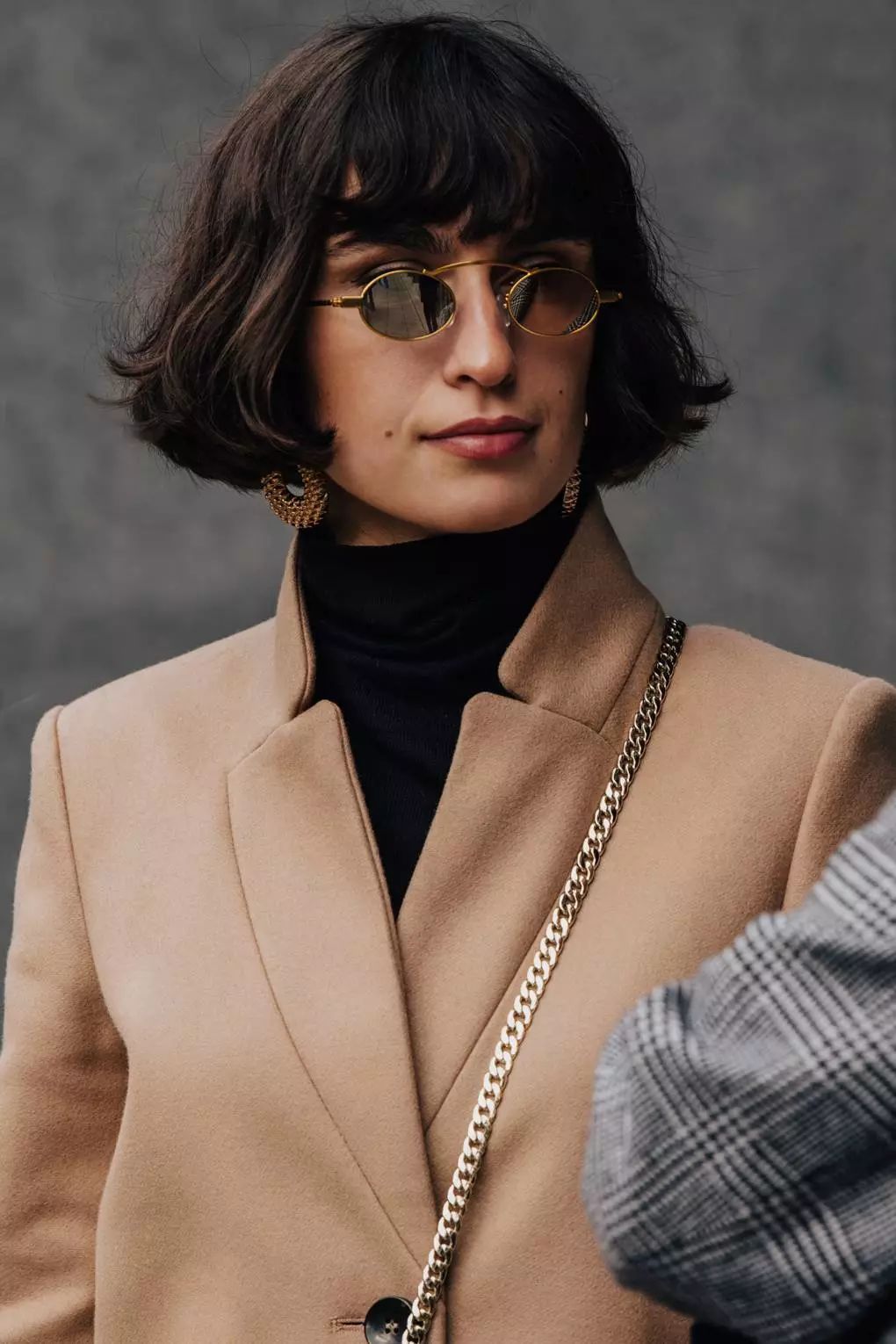 毛呢大衣怎么穿才减龄有范不老气,今年流行短羊绒大衣最佳搭配