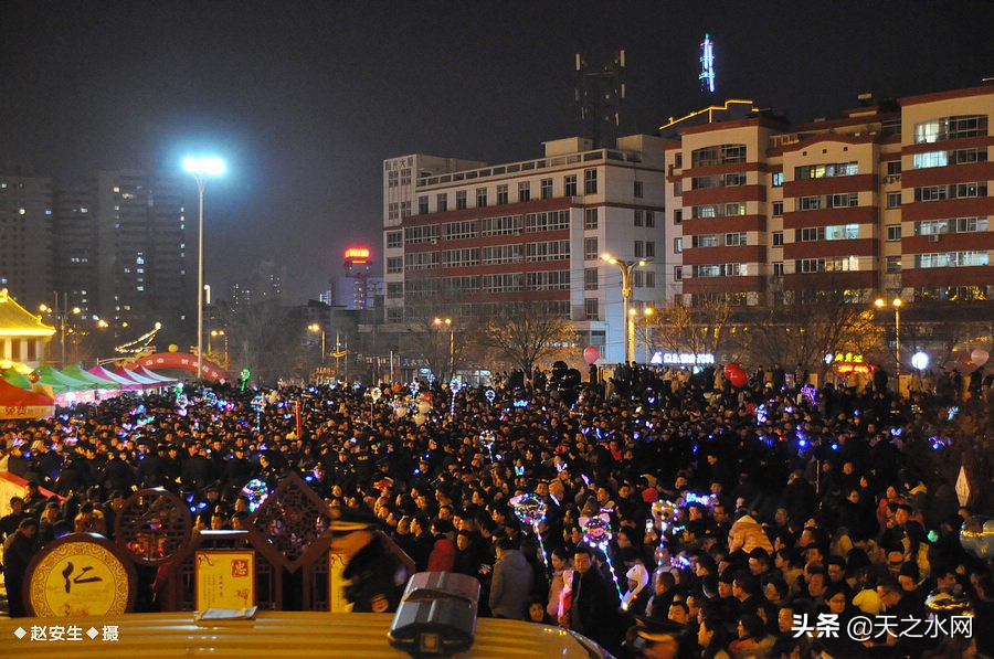 甘肃天水数万民众“上九朝观”祈福纳祥争烧头柱香!(组图)