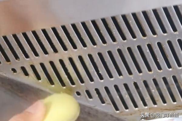 给油烟机上抹点肥皂,给油烟机抹点肥皂