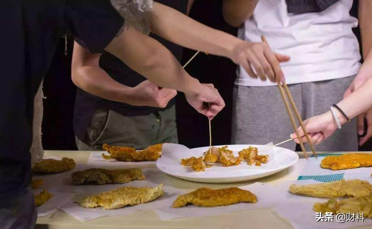 10元一份的鸡排有猫腻,为啥鸡排10元一份还送饮料