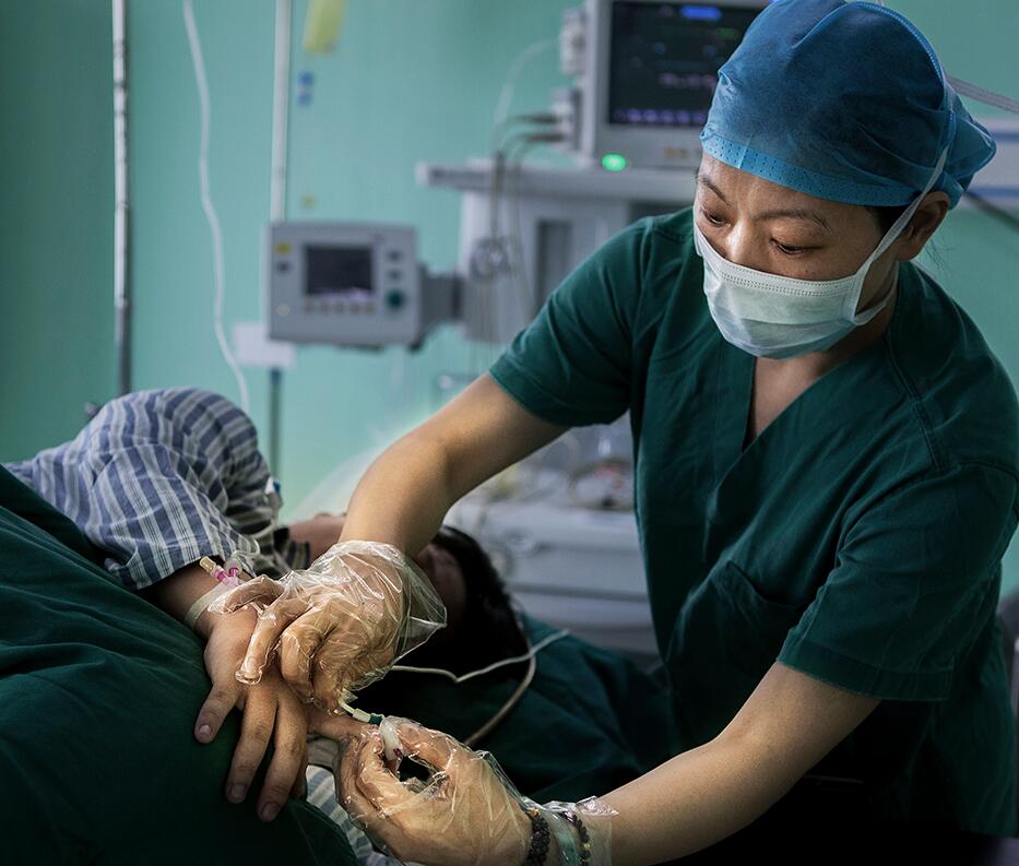 剖腹产产妇从产房出来该注意事项,剖腹产进产房医生怎么手术