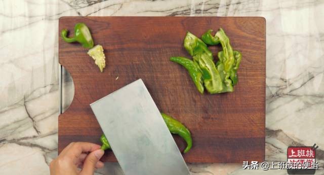 猪大骨和猪肚炖汤,猪大骨家常简单的炖汤过程