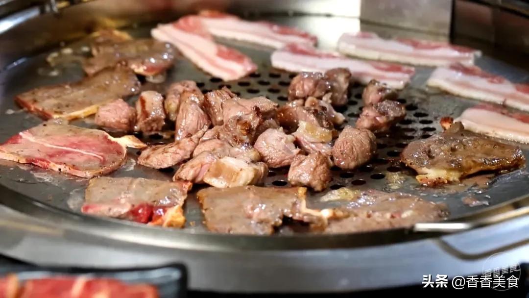 人山人海来吃肉,大哥小弟都说香