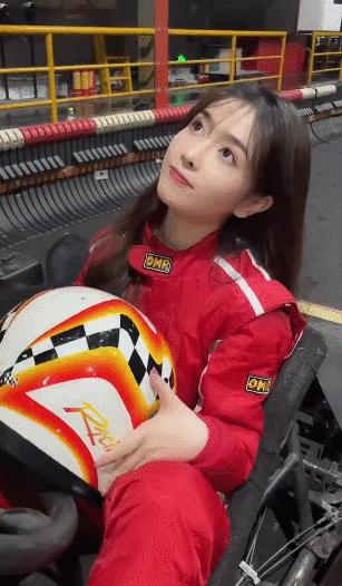 穿恨天高坐地铁的社死现场,两位男士都不忍看这次“崴脚表演”