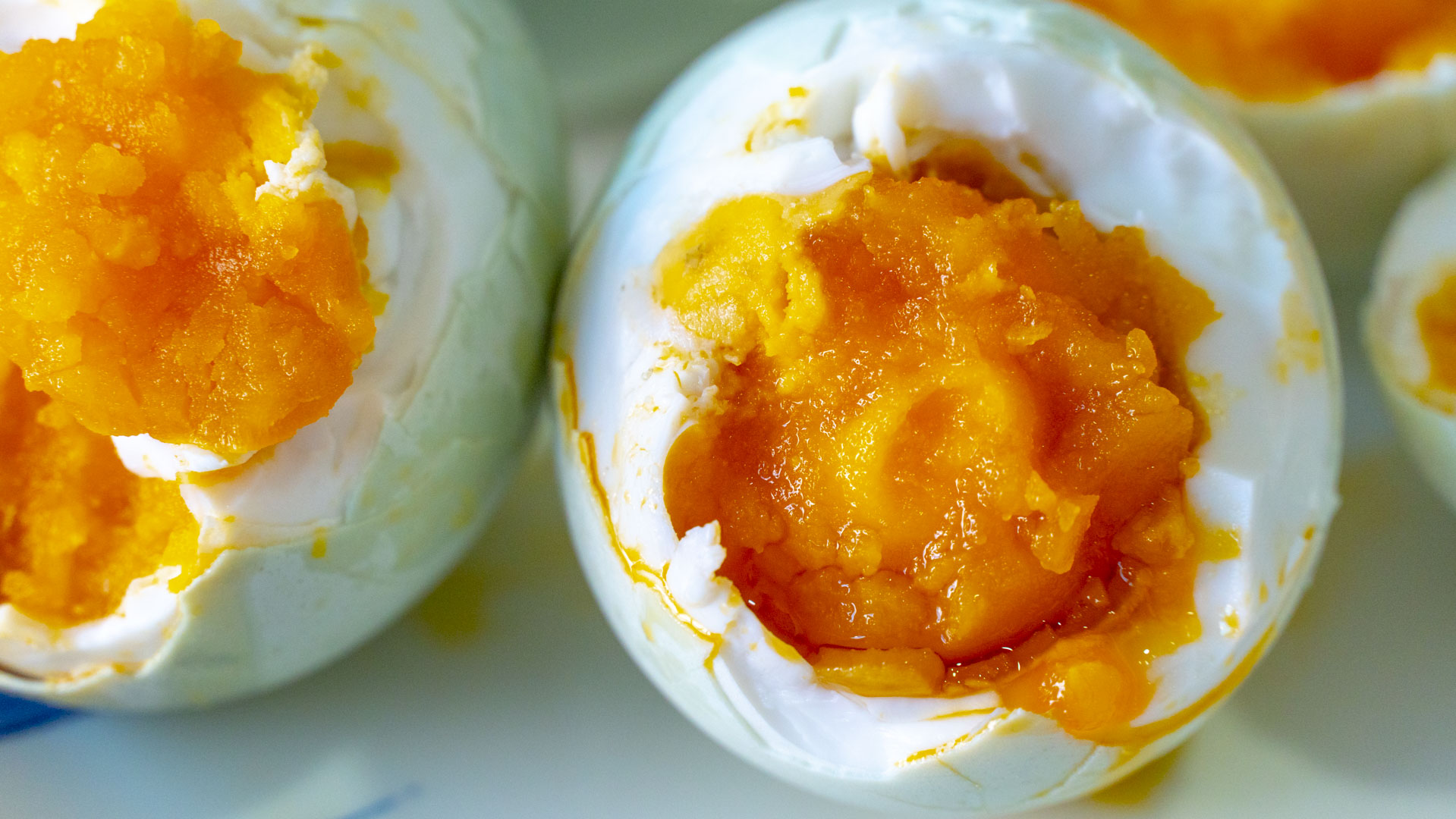 腌鸭蛋怎么腌才起沙流油,鸭蛋怎样腌制出油多又香视频