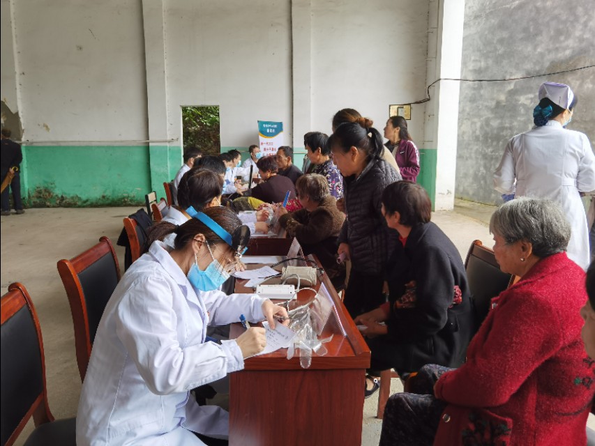 禹州市中心医院开展“百医包百村”健康扶贫义诊活动