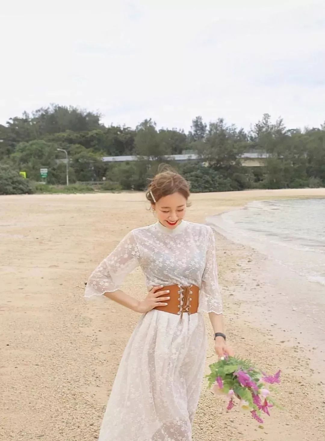 吊带裤穿搭,连体吊带裤怎么搭配才好看