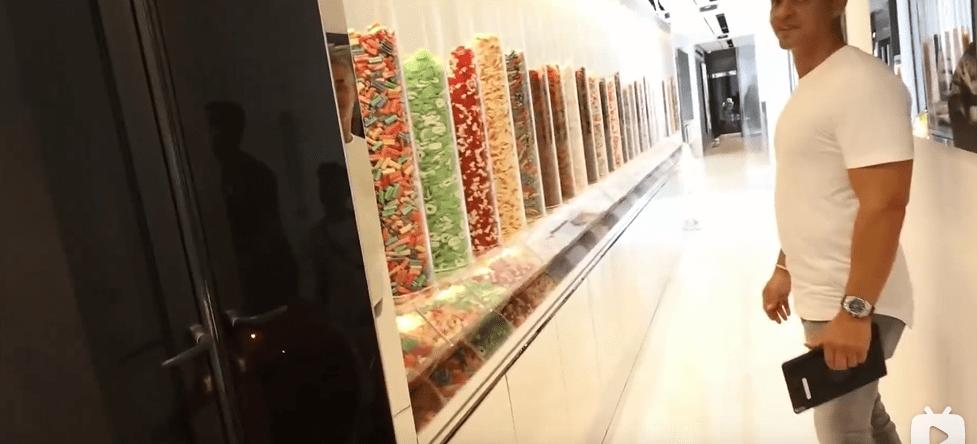 迪拜小哥豪宅,迪拜土豪哥卖劳斯莱斯