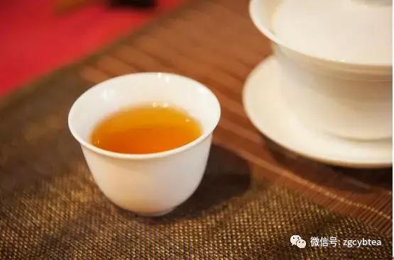 千万小心!长期超量喝茶,可能导致身体脱水,甚至氟中毒!