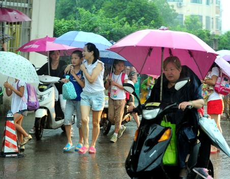 帮人照看孩子摔骨折谁负责,孩子在辅导班受伤怎么处理