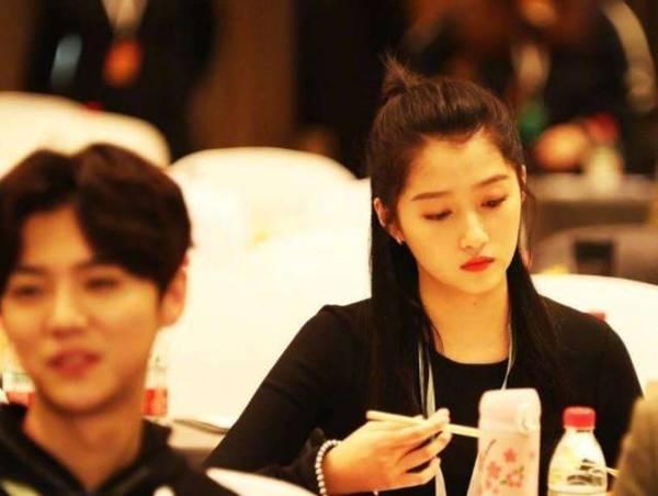 鹿晗是怎么喜欢上的关晓彤,鹿晗喜欢关晓彤的原因视频