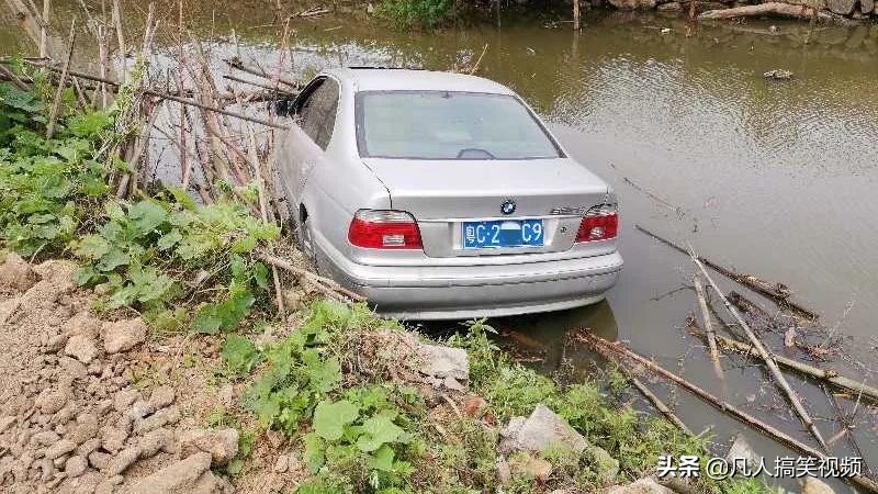 老司机开车躲避行人冲入池塘,老司机开5系