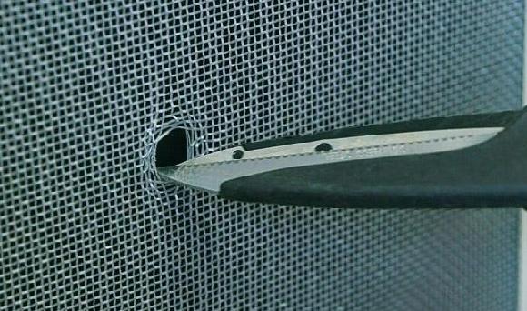 纱窗破了个洞用什么方法才能补上,纱窗破洞快速修补方法