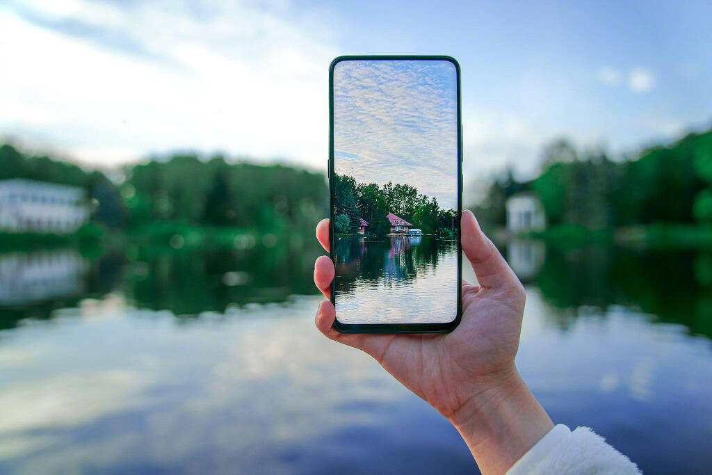 小米手机都用上亿像素了，为什么拍照还是没1200W像素的苹果舒服