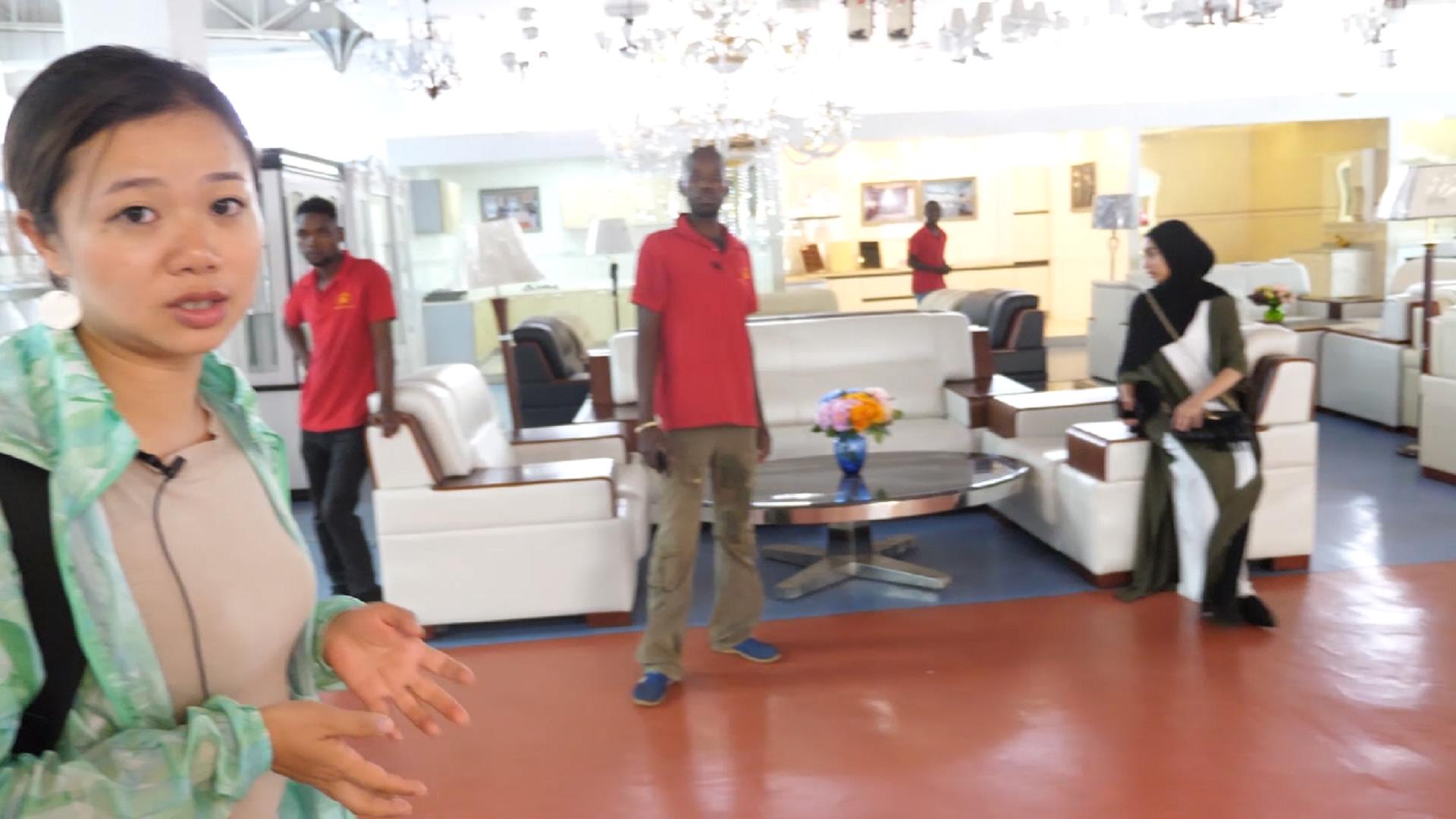 转转中国人在非洲的建材市场，全国规模最大，一张床2400块算便宜