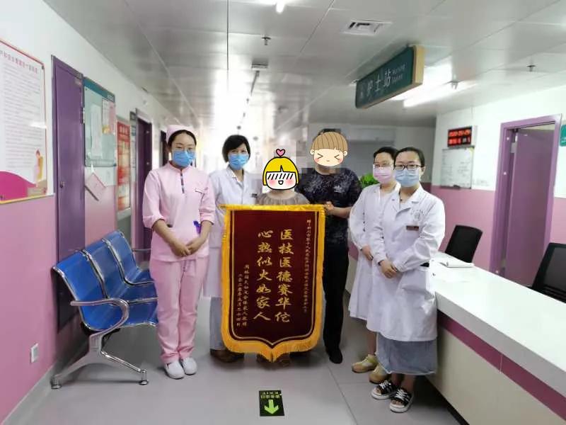 刚出生的婴儿身体里有个怪胎,单脐宝宝健康出生