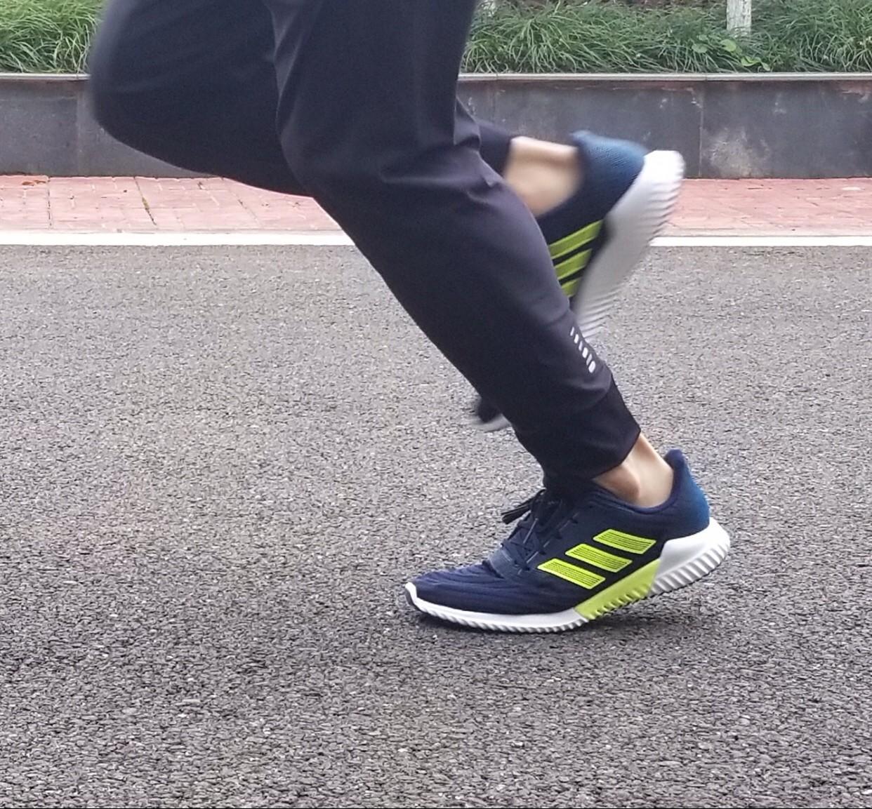 adidas清风跑鞋最新款,阿迪清风跑鞋讲解