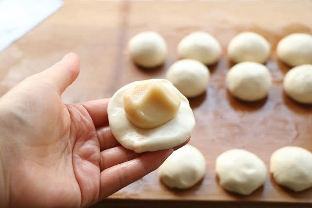 外皮酥软的绿豆饼怎么和面,绿豆饼圆的厚的外皮像炸过一样