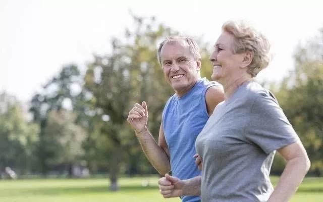 87岁老人髋关节摔骨折了怎么治疗,80岁老人胯骨摔骨折怎么恢复