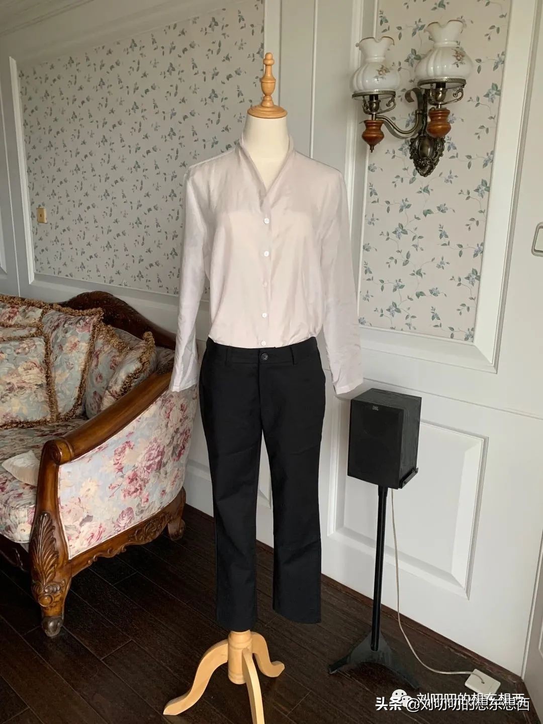 一身黑怎么穿才好看,轻社交场合穿搭