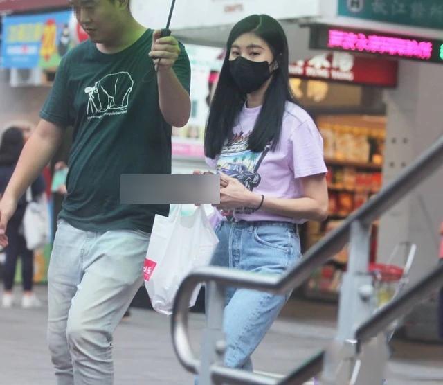 台湾第一名媛42岁穿衣,43岁台湾名媛二婚嫁身家百亿鲜肉