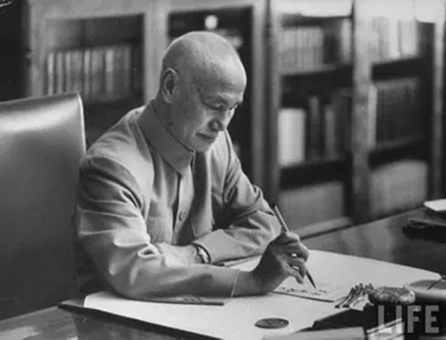 蒋介石暮年的尴尬难言：尿袋傍身，夫妻险失和，洋医加速其死亡