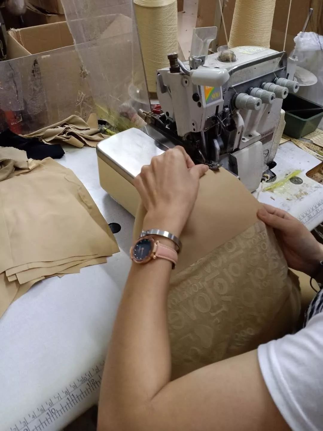 淘宝上卖翘臀裤的男卖家，帮5万女人实现“丰臀”梦