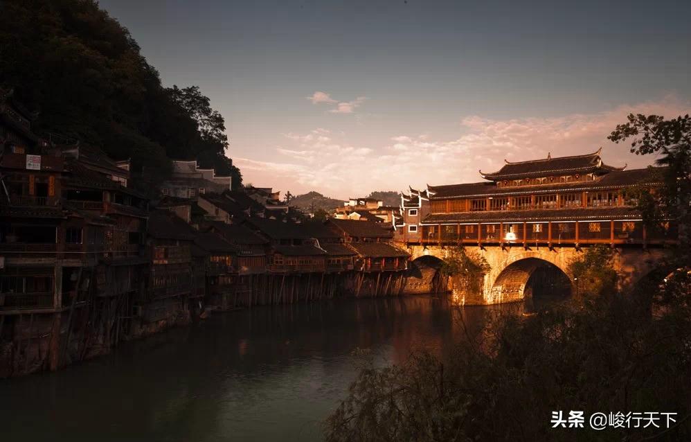 中国最美丽的小城,历经沧桑翘檐如翼的吊脚楼,缓缓流淌的沱江