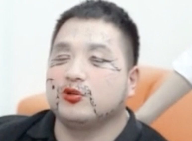 不是自己的脸就随便化！易烊千玺给自己化妆很细致，给胖虎就不同