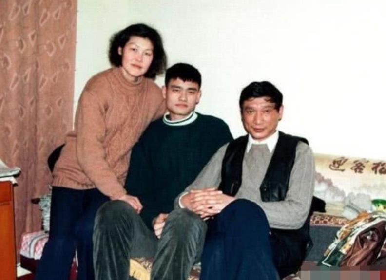 姚明一家五口身高是多少,姚明一家三口身高