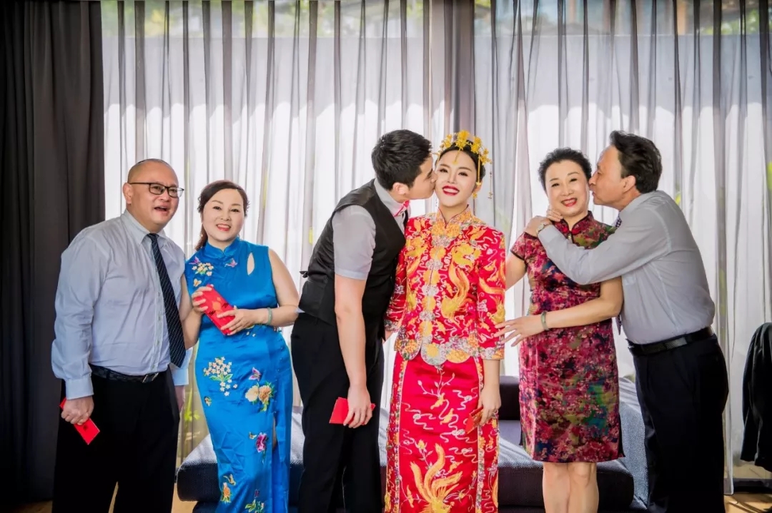 婚礼妈妈穿什么服装比较好看,婚礼上妈妈这样穿气场十足