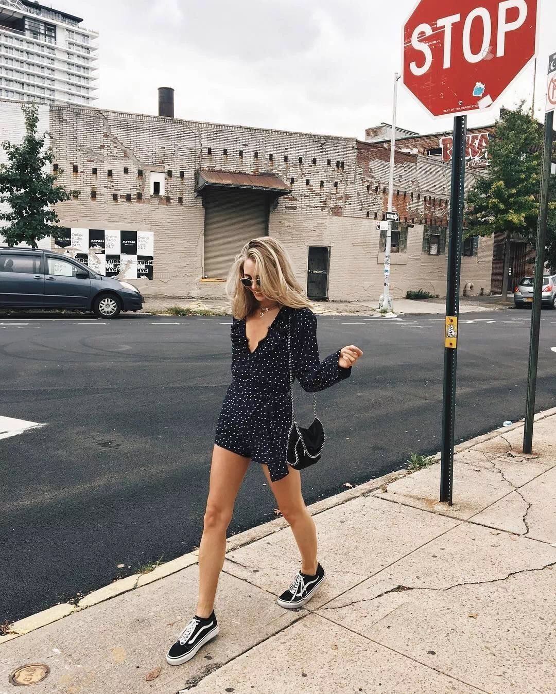 夏季女明星都爱抢着穿碎花裙,女明星红色碎花裙街拍